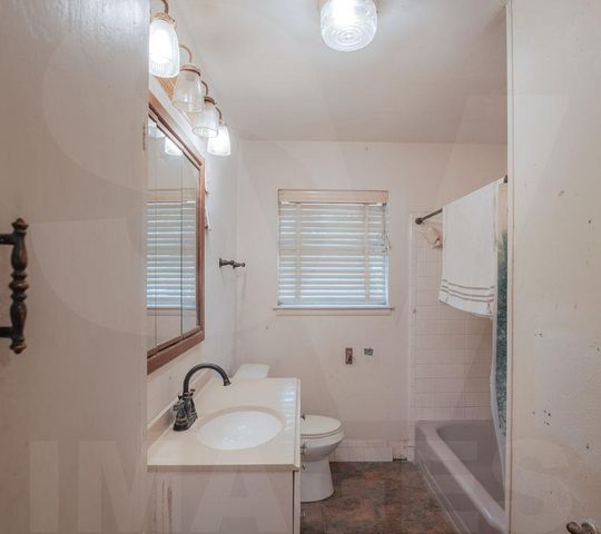 403 4th Ave, Smithville, TX 78957