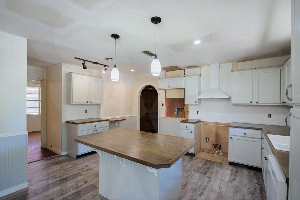 403 4th Ave, Smithville, TX 78957