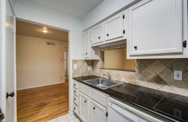 5711 Sugar Hill Drive 108, Houston, TX 77057