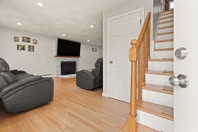 8 Matthew Lane, Chelmsford, MA 01824