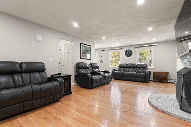 8 Matthew Lane, Chelmsford, MA 01824