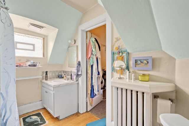 1815 N Oakland AVENUE, Milwaukee, WI 53202