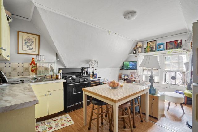 1815 N Oakland AVENUE, Milwaukee, WI 53202