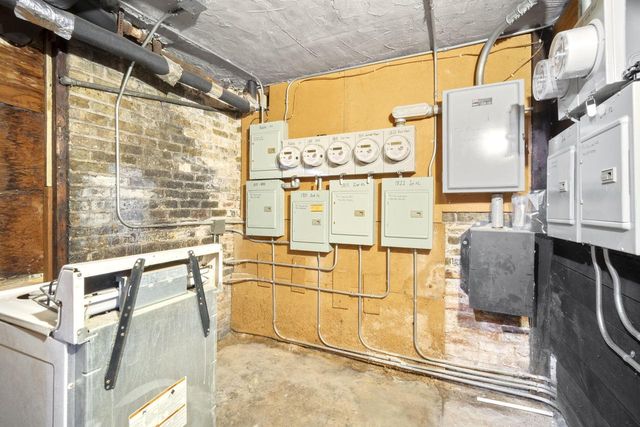 1815 N Oakland AVENUE, Milwaukee, WI 53202