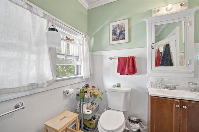 1815 N Oakland AVENUE, Milwaukee, WI 53202