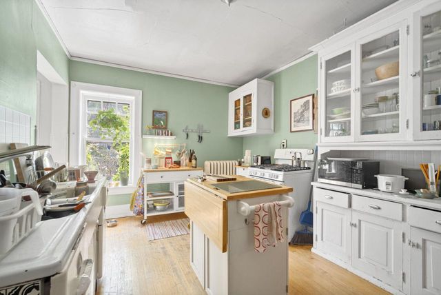 1815 N Oakland AVENUE, Milwaukee, WI 53202