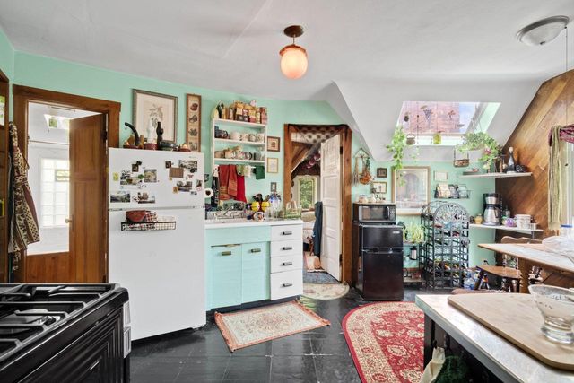 1815 N Oakland AVENUE, Milwaukee, WI 53202