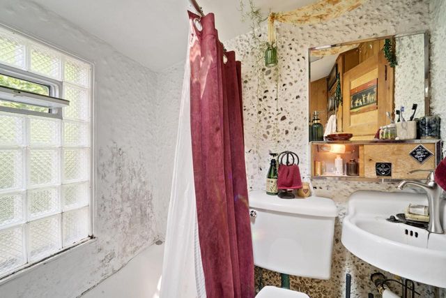 1815 N Oakland AVENUE, Milwaukee, WI 53202