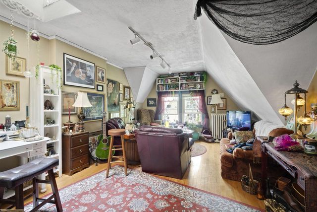 1815 N Oakland AVENUE, Milwaukee, WI 53202