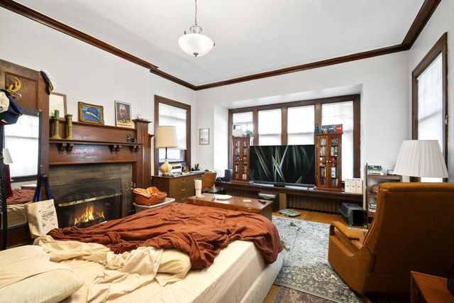 1815 N Oakland AVENUE, Milwaukee, WI 53202