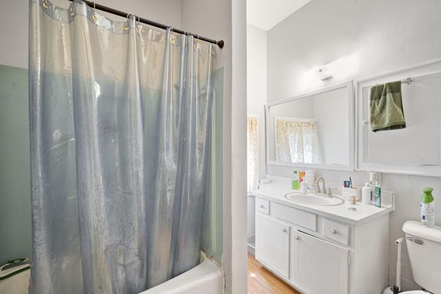 1815 N Oakland AVENUE, Milwaukee, WI 53202