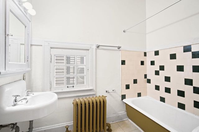 1815 N Oakland AVENUE, Milwaukee, WI 53202