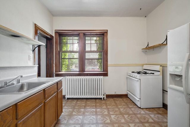 1815 N Oakland AVENUE, Milwaukee, WI 53202