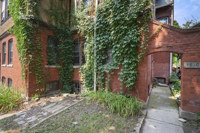 1815 N Oakland AVENUE, Milwaukee, WI 53202