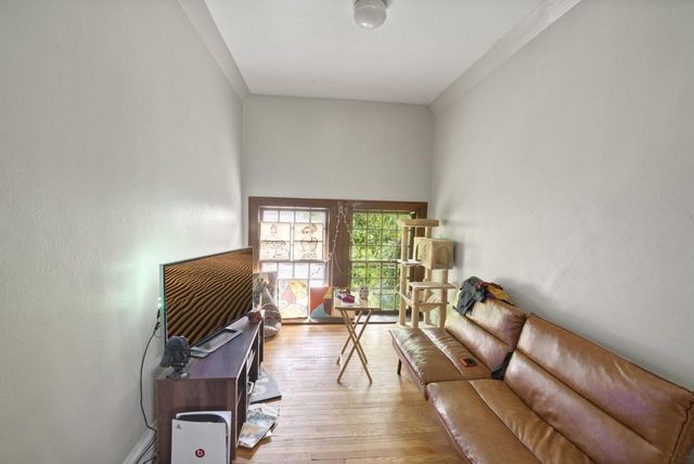 1815 N Oakland AVENUE, Milwaukee, WI 53202