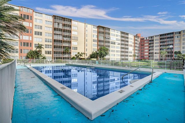 1780 NE 191st St 304-2, Miami, FL 33179