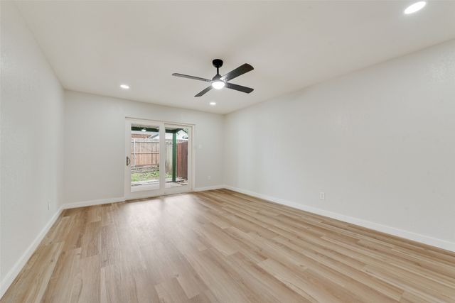 1032 Pleasant Valley Lane, Arlington, TX 76015