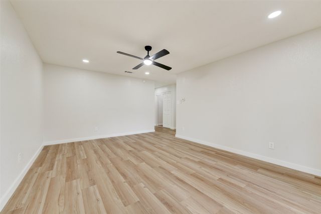 1032 Pleasant Valley Lane, Arlington, TX 76015
