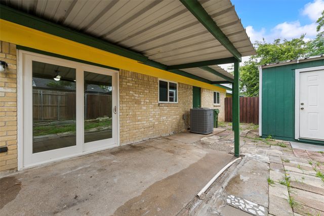1032 Pleasant Valley Lane, Arlington, TX 76015