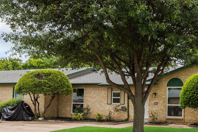 1032 Pleasant Valley Lane, Arlington, TX 76015