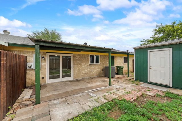 1032 Pleasant Valley Lane, Arlington, TX 76015