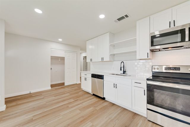 1032 Pleasant Valley Lane, Arlington, TX 76015