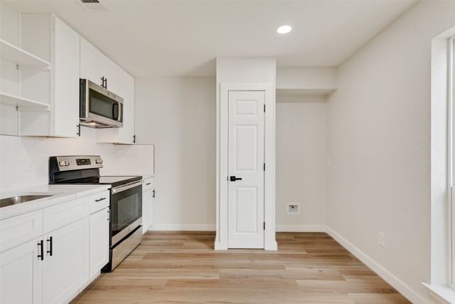 1032 Pleasant Valley Lane, Arlington, TX 76015