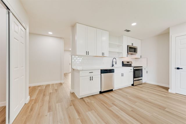 1032 Pleasant Valley Lane, Arlington, TX 76015