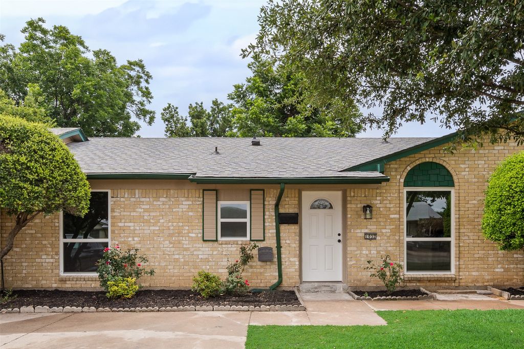 1032 Pleasant Valley Lane, Arlington, TX 76015