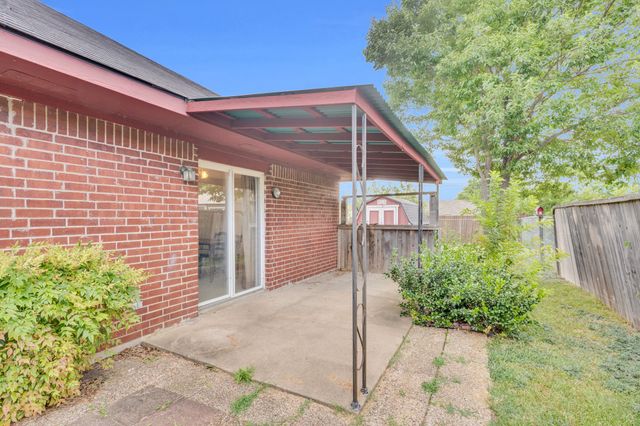 512 Bluebird Lane, Red Oak, TX 75154