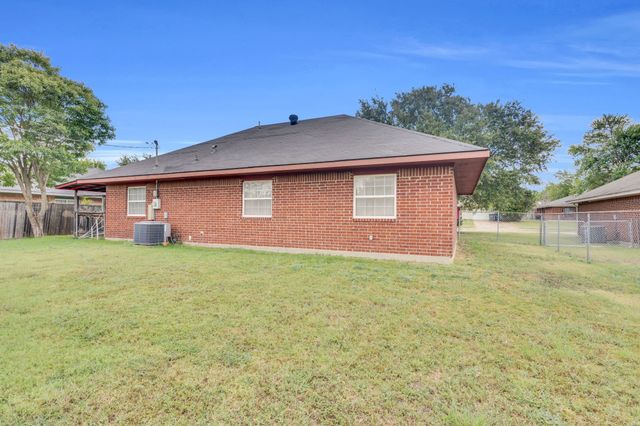 512 Bluebird Lane, Red Oak, TX 75154