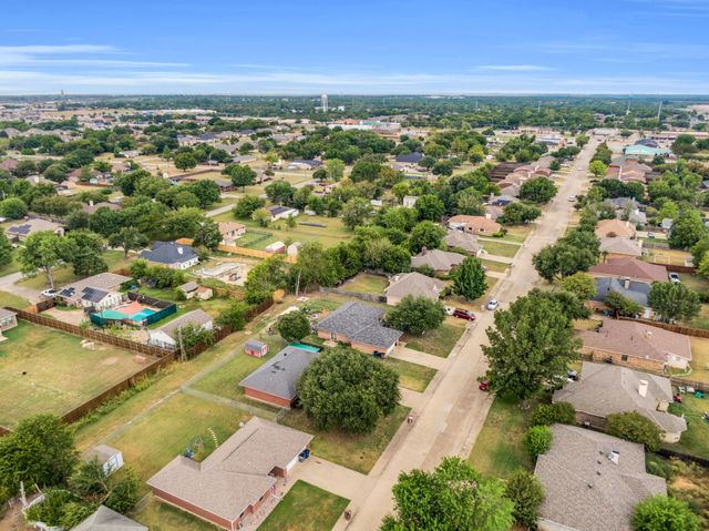 512 Bluebird Lane, Red Oak, TX 75154