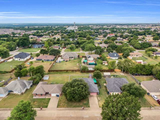 512 Bluebird Lane, Red Oak, TX 75154