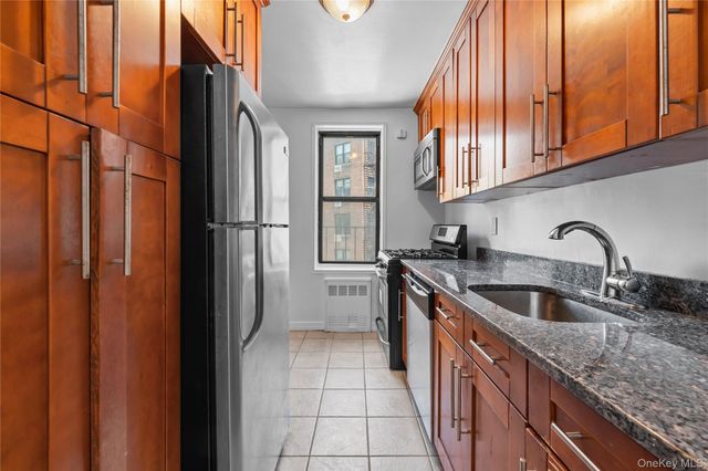 100-25 Queens Boulevard 4JJ, Forest Hills, NY 11375