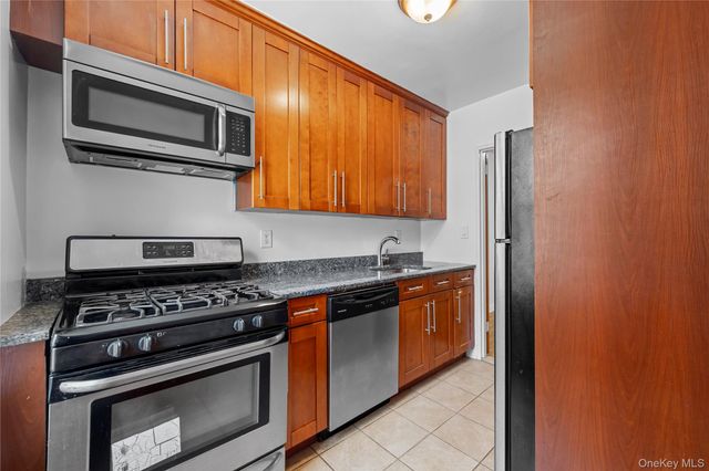 100-25 Queens Boulevard 4JJ, Forest Hills, NY 11375
