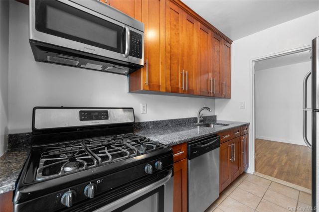 100-25 Queens Boulevard 4JJ, Forest Hills, NY 11375