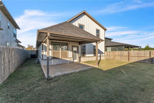 1702 Broadway Place, Rogers, AR 72758