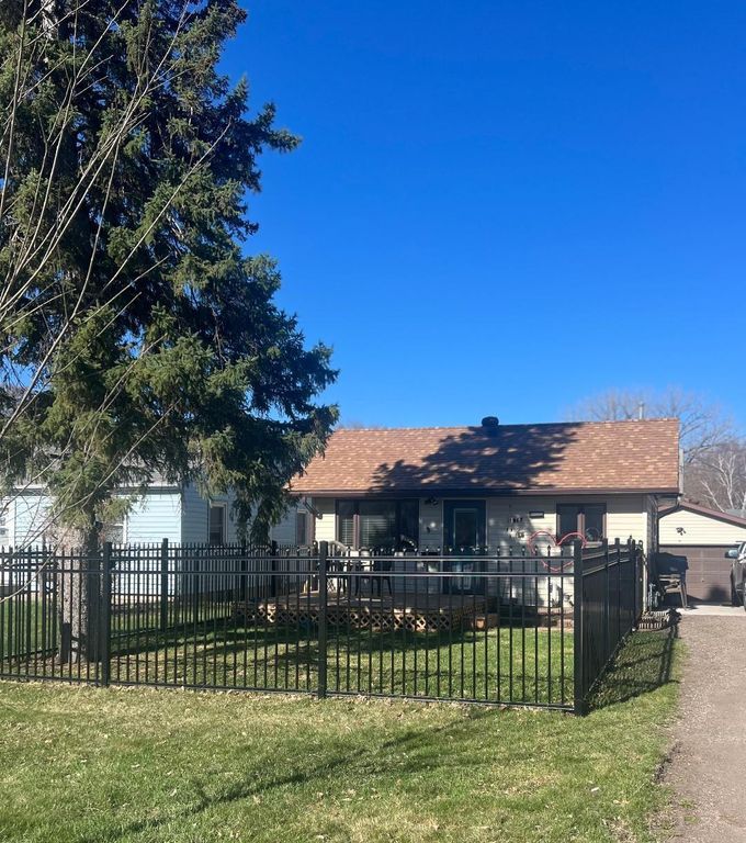 1017 N Lake Street, Fergus Falls, MN 56537