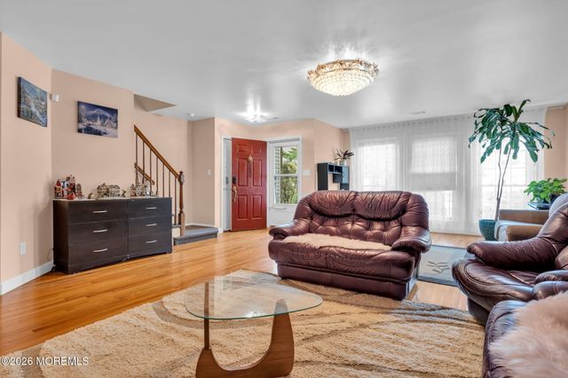 200 Franklin Place, Morganville, NJ 07751