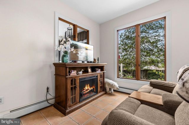 18900 WOODWAY DR, Rockville, MD 20855