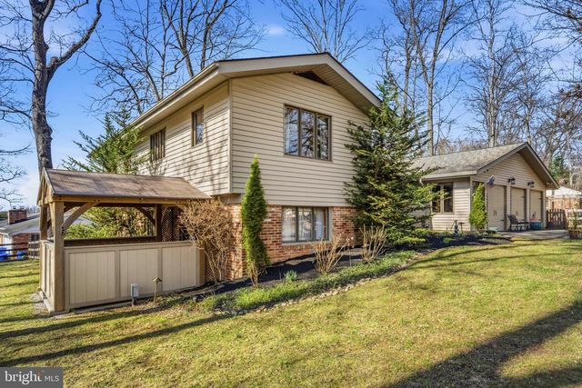 18900 WOODWAY DR, Rockville, MD 20855