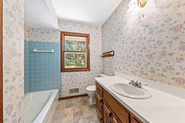 S67W24425 Skyline AVENUE, Waukesha, WI 53189