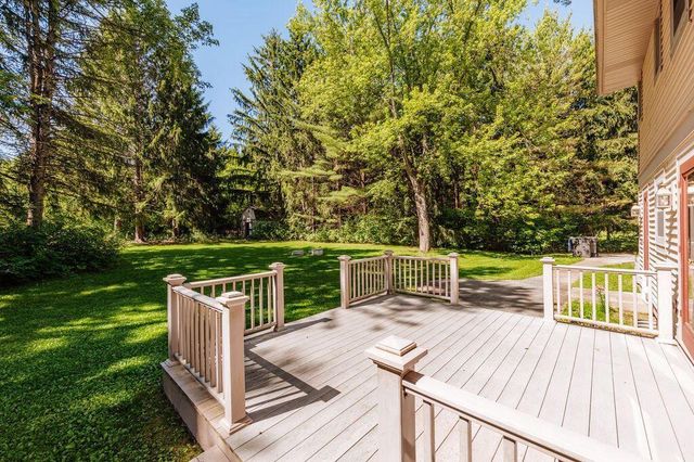 S67W24425 Skyline AVENUE, Waukesha, WI 53189