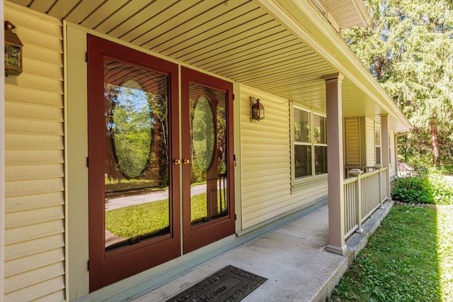 S67W24425 Skyline AVENUE, Waukesha, WI 53189