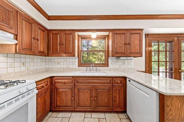 S67W24425 Skyline AVENUE, Waukesha, WI 53189