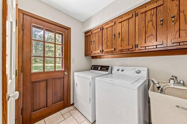 S67W24425 Skyline AVENUE, Waukesha, WI 53189