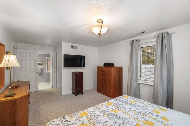 3 Willard Ln, Lynnfield, MA 01940