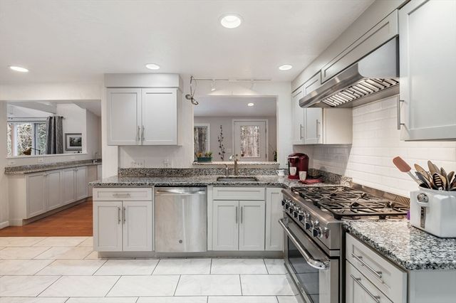 3 Willard Ln, Lynnfield, MA 01940