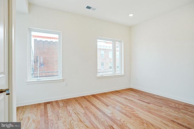 2480 EMERALD ST, Philadelphia, PA 19125