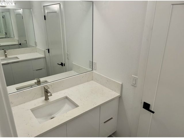 9023 Ne HOYT St, Portland, OR 97220